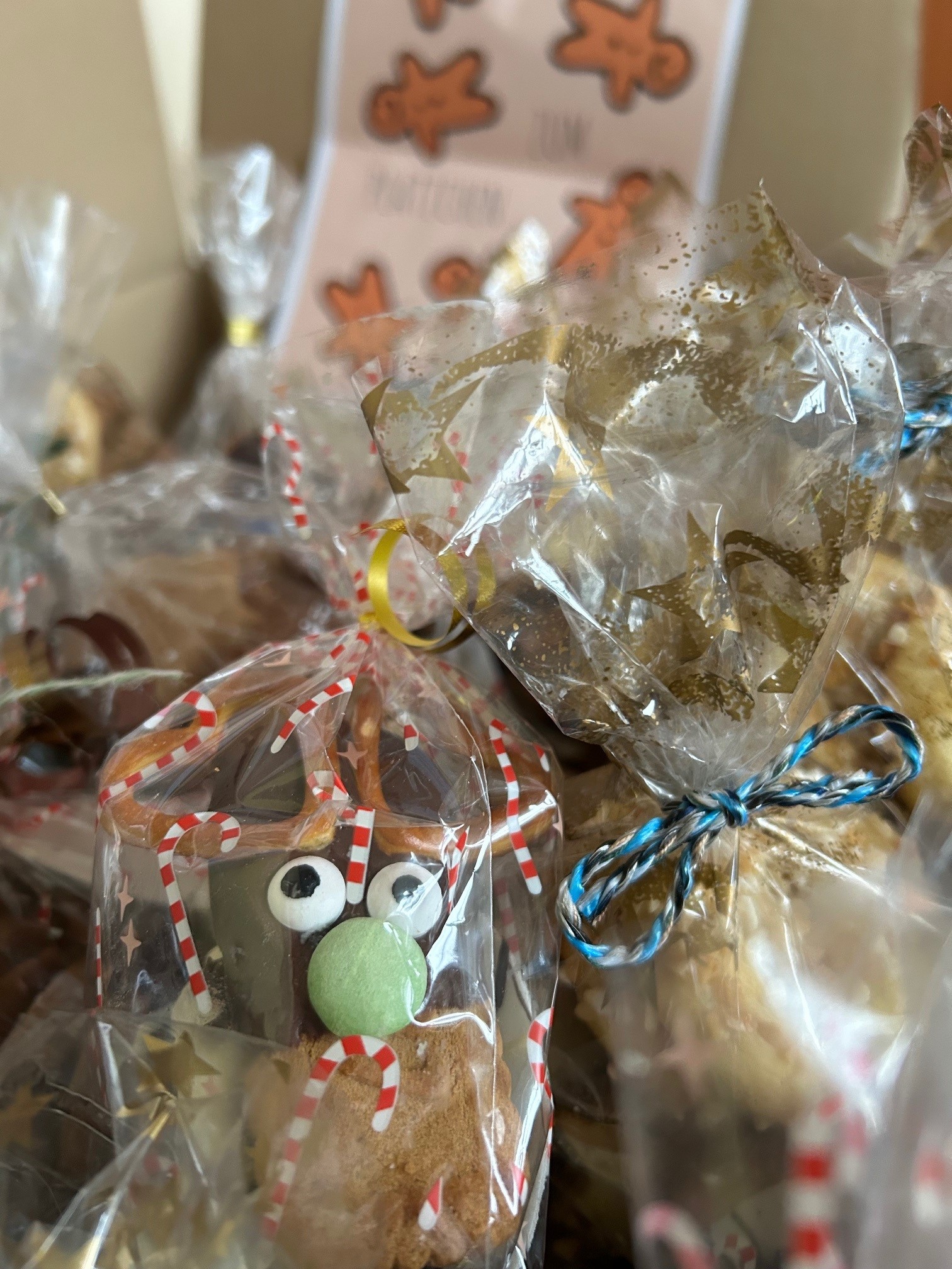 Bunt geschmückte Plätzchentüten reihen sich aneinander.