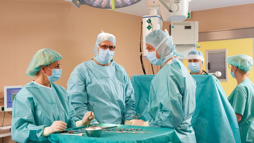 Mahlfeld im OP-Raum mit Team Mahlfeld im OP-Raum mit Team