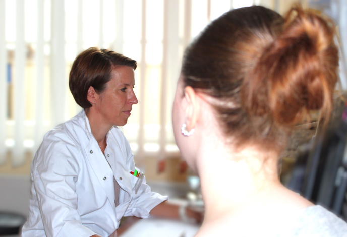 Frau Dr. Hoffmann, links sitzend, im Gespräch mit einer jungen Patientin.