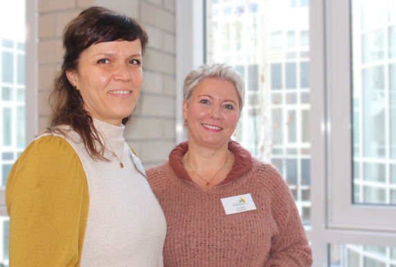 Unsere Sozialdienstmitarbeiterinnen Frau Günther links und Frau Hass rechts stehend lächeln zugewandt in die Kamera.