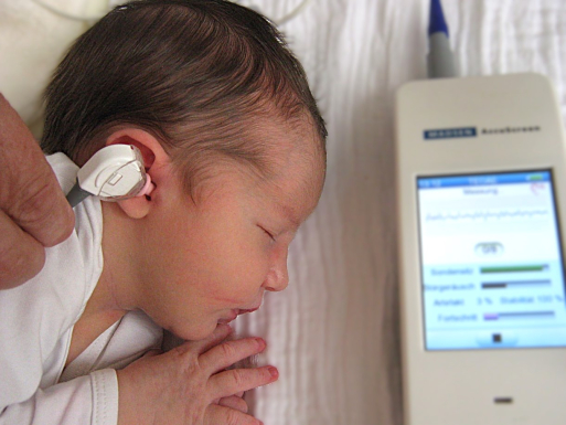 Ein Neugeborenes erhält einen Hörtest.