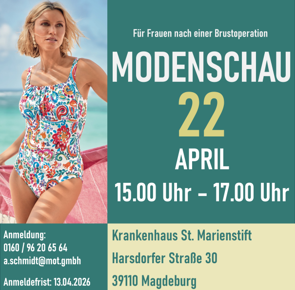 Eine junge Frau in einem bunten Badeanzug schaut relaxt in die Weite.