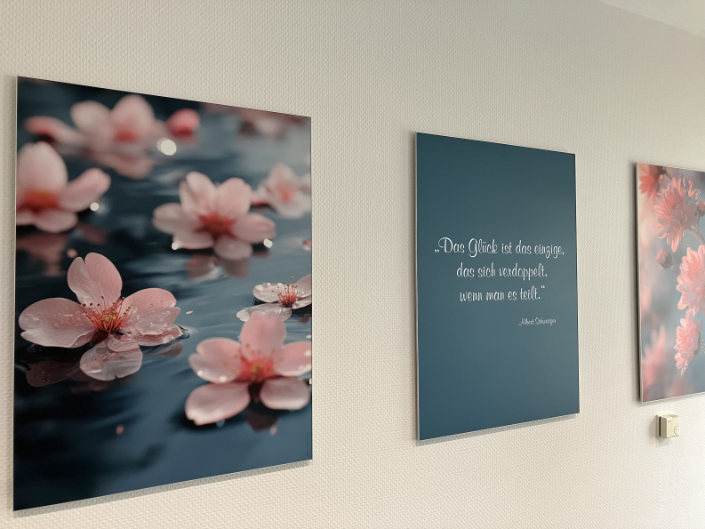 Auf dem Foto sind die farbenfrohen, mit Blumen verzierten Wandbilder zu erkennen.