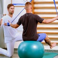 Physiotherapie Patient bei Übungen