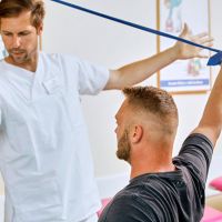 Physiotherapie Patient bei Übungen