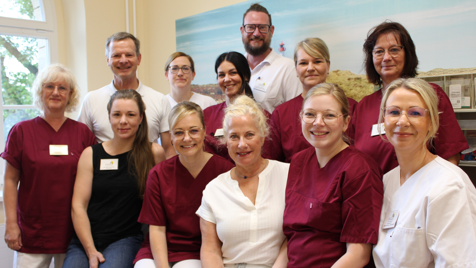 Ein Gruppenfoto mit dem Brustzentrum-Team am Krankenhaus Sankt Marienstift, bestehend aus Fachärzten und Fachärztinnen, und Stationsleiterin, Brustzentrumskoordinatorin, Psychologin etc., heißen Sie herzlich willkommen. Sie lächeln in die Kamera,