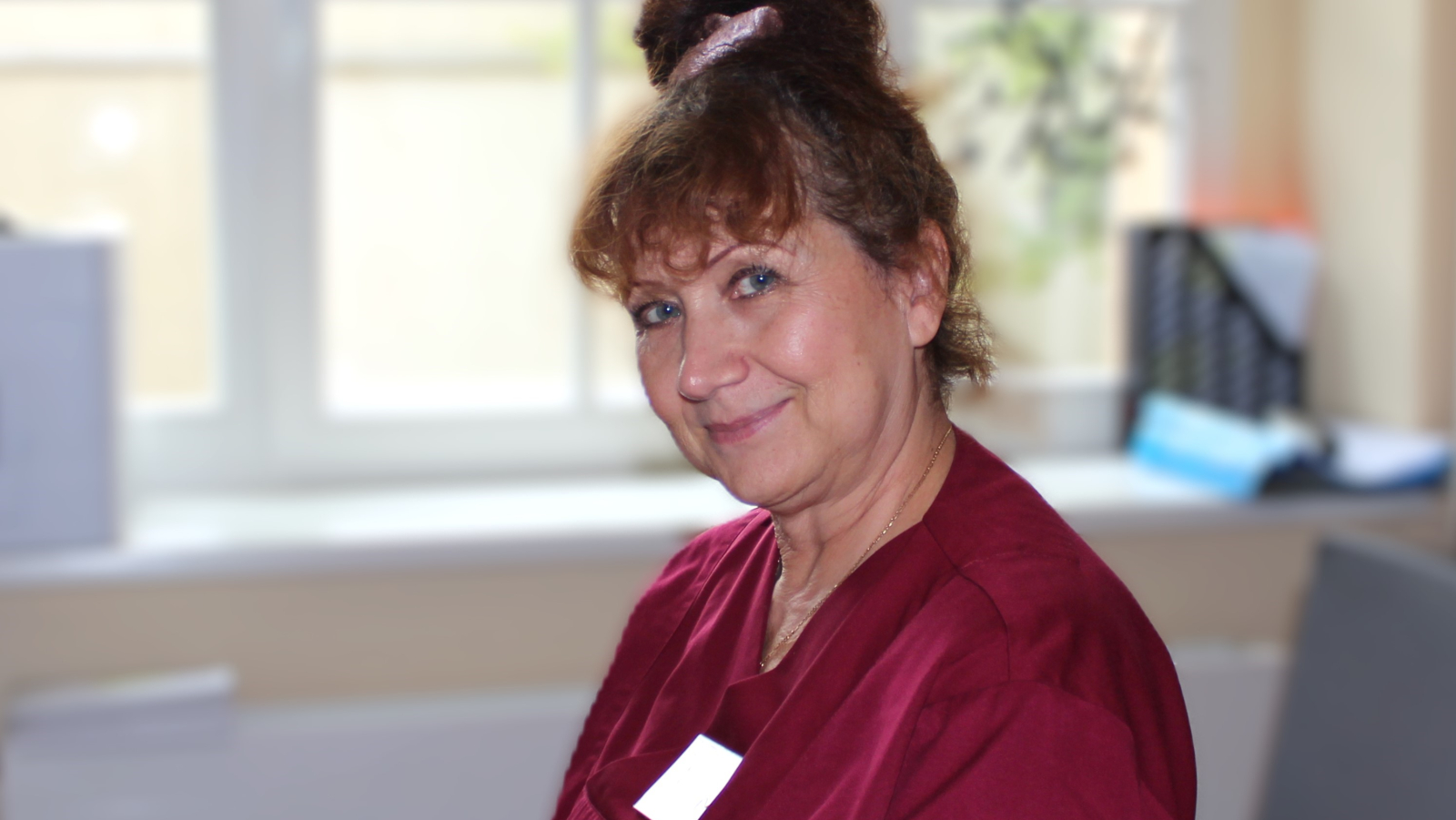 Schwester Valentina, die Medizinische Fachangestellte in der Sprechstunde der plastischen Chirurgie im Brustzentrum begrüßt Sie freundlich lächelnd.