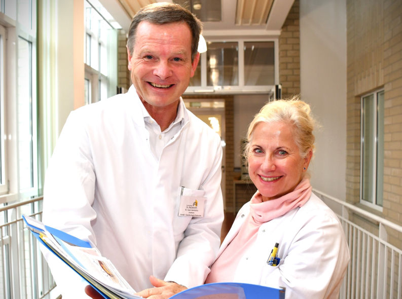 Chefarzt Dr. Hartmann mit der Leiterin des Brustzentrums Dr. Kristina Freese
