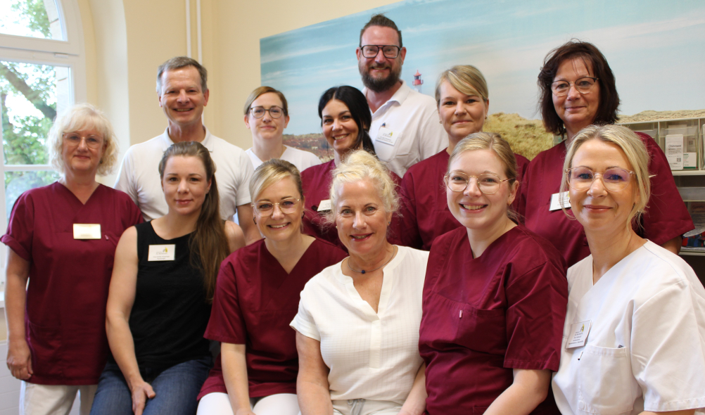 Ein Gruppenfoto mit dem Brustzentrum-Team am Krankenhaus Sankt Marienstift, bestehend aus Fachärzten und Fachärztinnen, und Stationsleiterin, Brustzentrumskoordinatorin, Psychologin etc., heißen Sie herzlich willkommen. Sie lächeln in die Kamera,