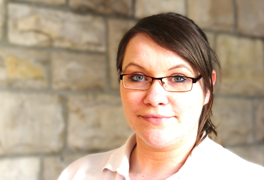 Frau Dr. Schneevoigt schaut lächelnd und zugewandt in die Kamera. 