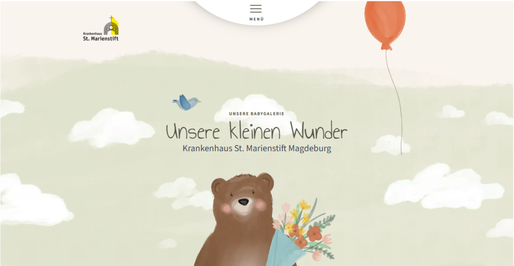 Ein brauner Bär schaut als Comicfigur lächeln in die Kamera. Um ihn herum sind Wölkchen und Luftballons gezeichnet.