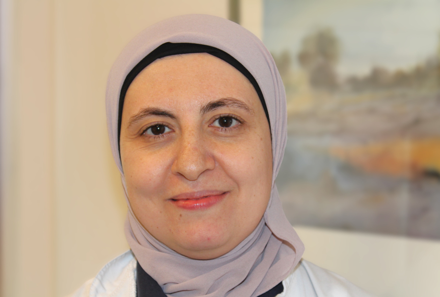 Die junge Ärztin Frau Abou Khabsah lächelt zugewandt und freundlich in die Kamera.