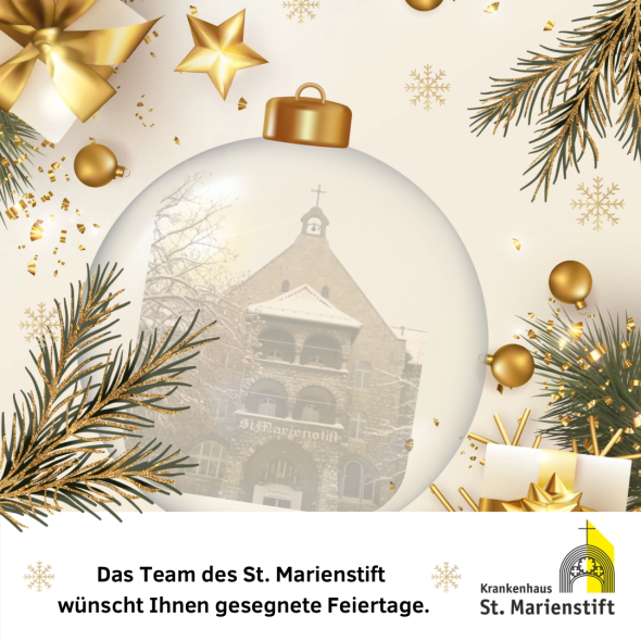 Eine Weihnachtskugel mit einem Winterbild vom St. Marienstift liegt auf einem Gabentisch.