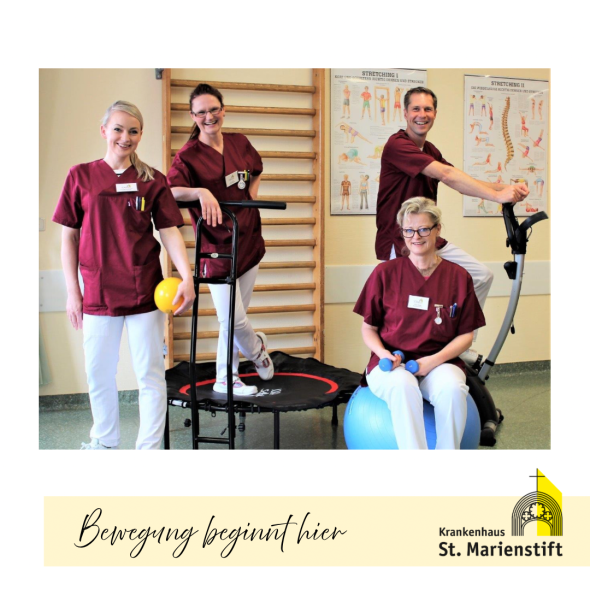 Auf dem Foto erkennen Sie das Team unserer Physiotherapie, die freundlich lächelnd in die Kamera schaut.