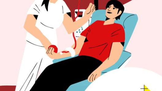 Eine Krankenschwester steht neben einer jungen Frau, die auf einer Liege liegt und Blutspende. 