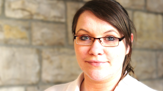 Frau Dr. Schneevoigt schaut lächelnd und zugewandt in die Kamera. 