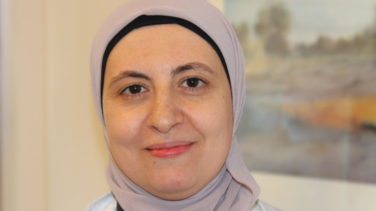 Die junge Ärztin Frau Abou Khabsah lächelt zugewandt und freundlich in die Kamera.