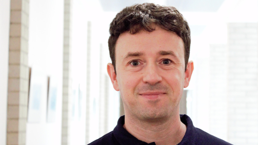 Alexander Verbitsky lächelt in die Kamera.